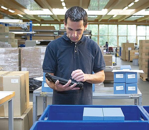 Auslieferung an den Fachhandel